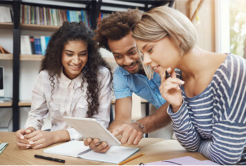 Comment les plateformes numériques transforment les écoles de commerce